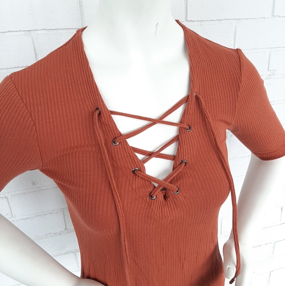 TopShop Ribbed Lace Up Crop Top - Picture 3 of 6